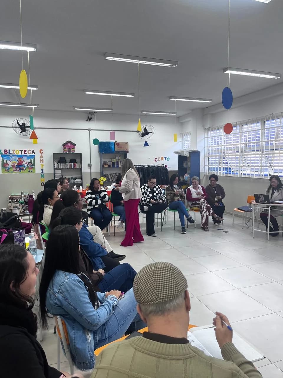 Suzi Borghi conduzindo encontro com profissionais