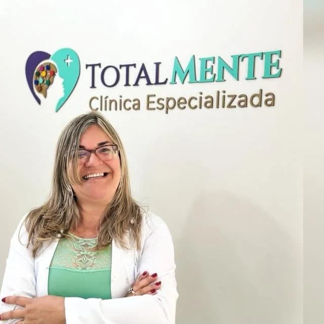 Suzi Borghi diante da Clínica Totalmente